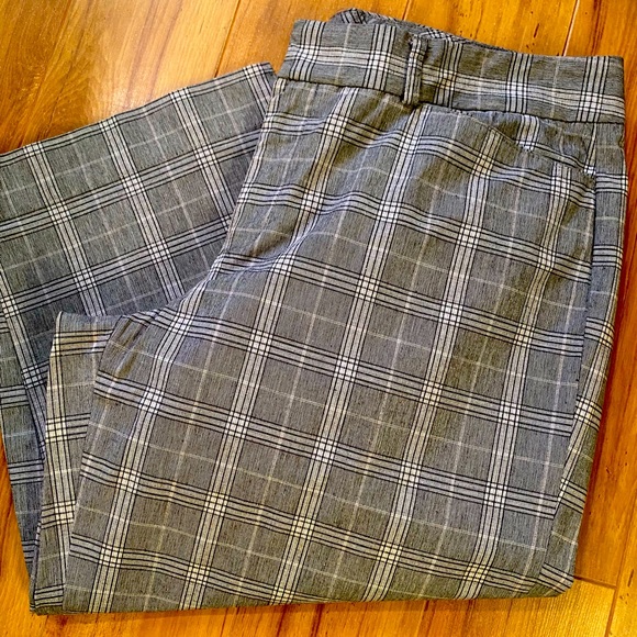 Woman’s black and white plaid wide leg capris. By Dockers, mid rise - curvy. - Picture 1 of 5